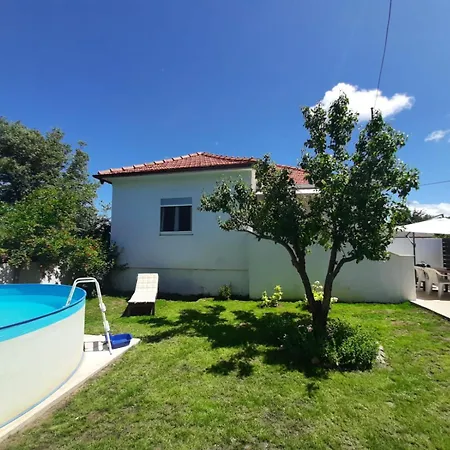 With Private Pool And Yard Hébergement de vacances