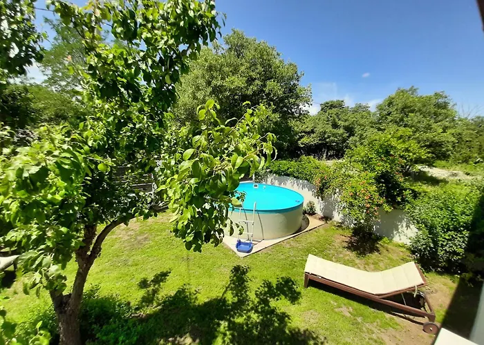 With Private Pool And Yard Дом отдыха *