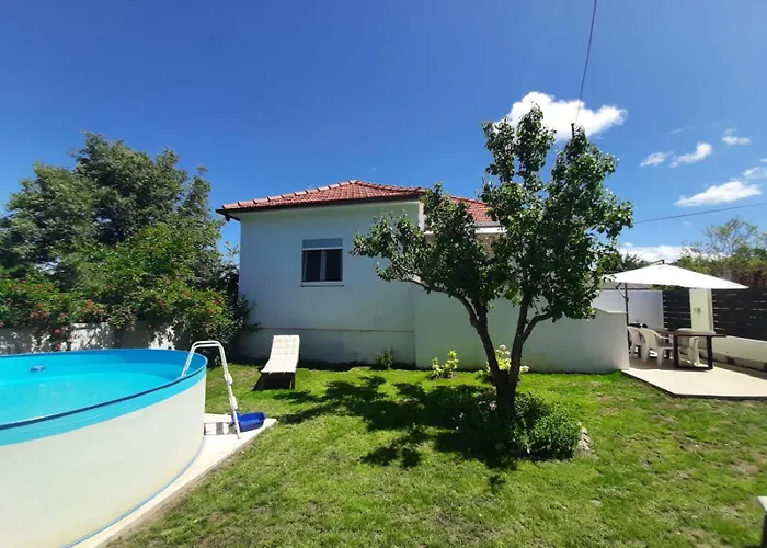 With Private Pool And Yard Дом отдыха