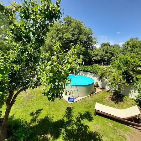 With Private Pool And Yard Сasa de vacaciones *