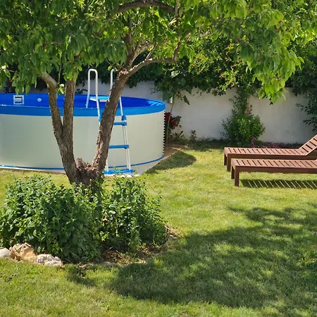 With Private Pool And Yard Сasa de vacaciones Kožino