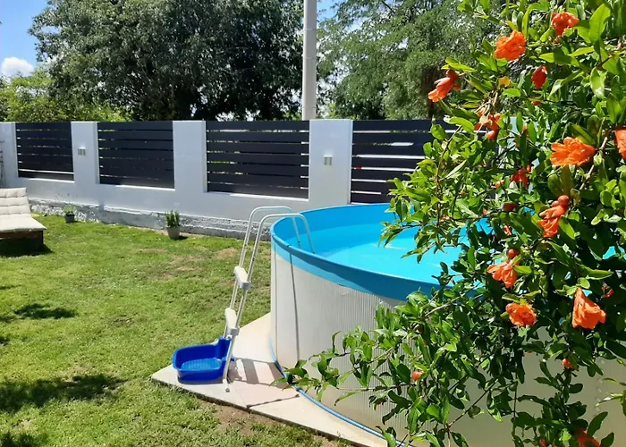 Дом отдыха With Private Pool And Yard